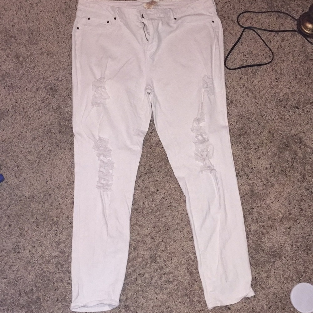 womans ripped skinny jeans